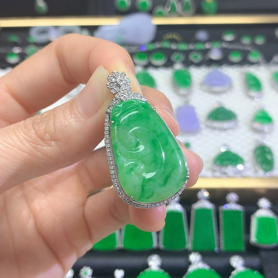 颈饰18K金镶嵌翡翠吊坠