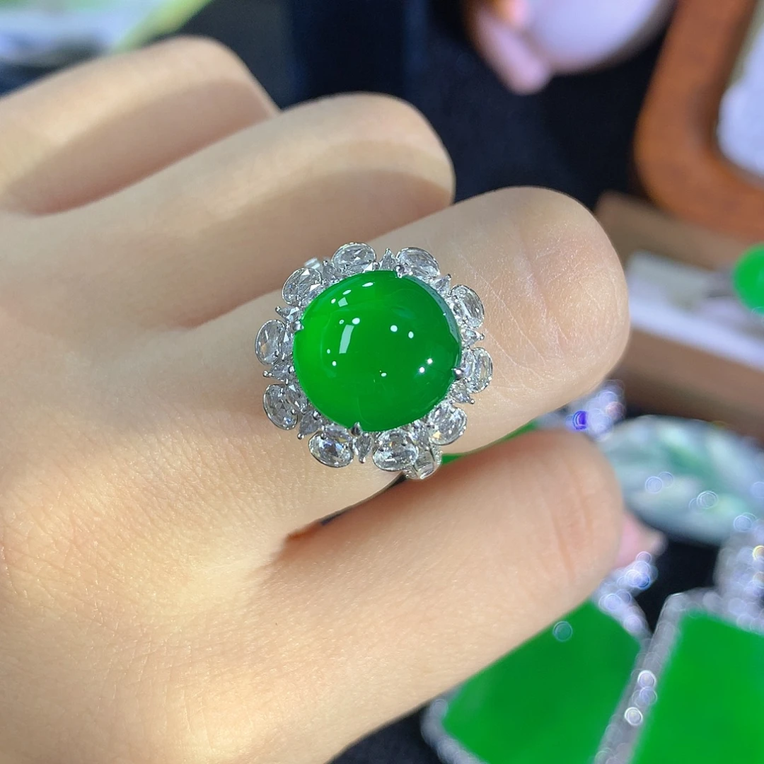 翡翠18K金镶嵌戒指蛋面