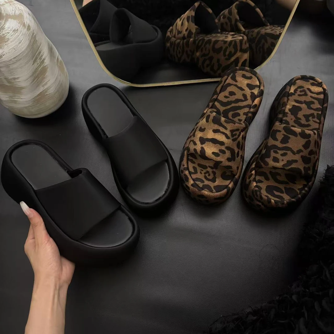 2025年夏季新时尚百搭厚底增高一字设计豹纹外穿厚底女休闲风拖鞋