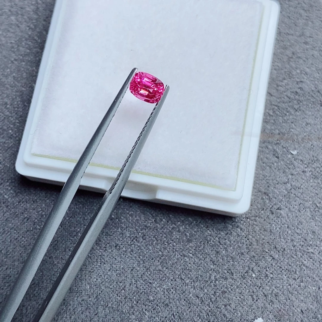 尖晶石裸石0.7ct粉绝地
