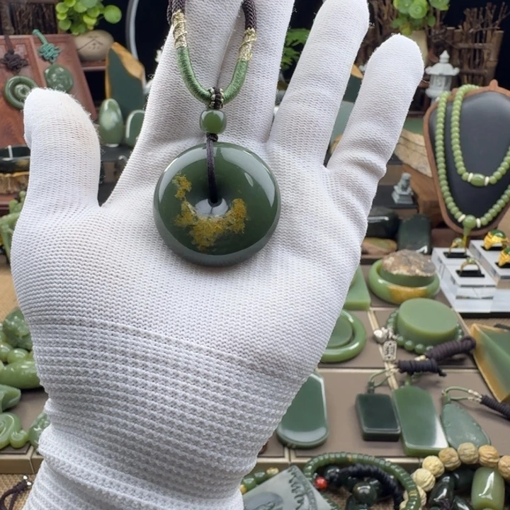 唐***亮未镶嵌岫岩河磨玉（透闪石质玉）挂件