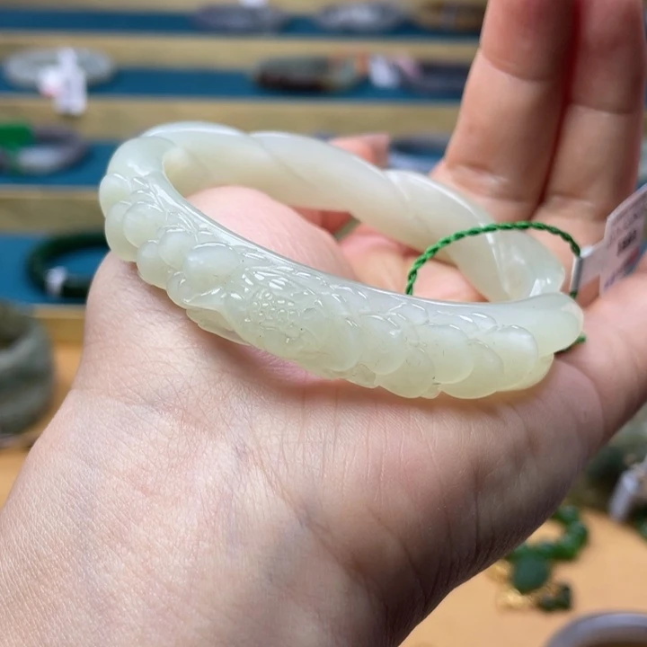 和田玉手镯59圈口。编号100未镶嵌