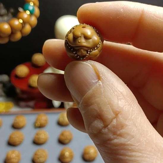猴头核桃吊坠一心向佛金蟾，尺寸16，佛珠黄镶嵌，周身无镶嵌！