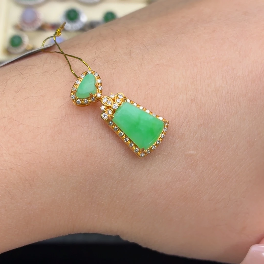 翡翠18K金镶嵌颈饰