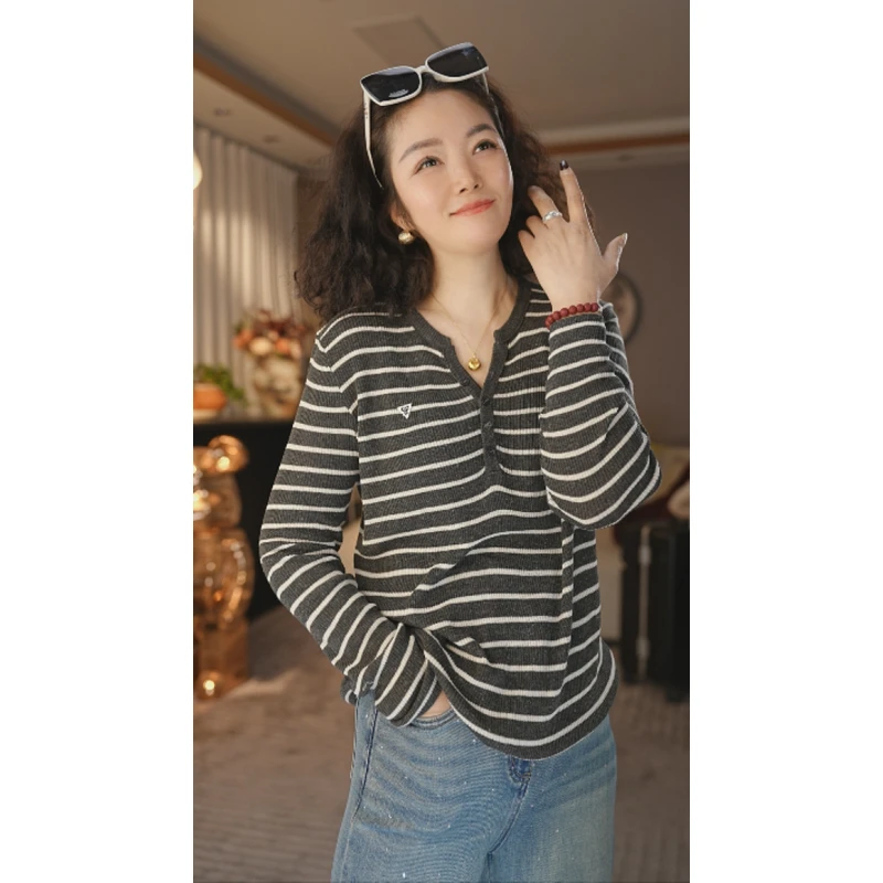 JIUER[慕春]针织圆领长袖 小V领长袖春秋休闲百搭印花长袖8555