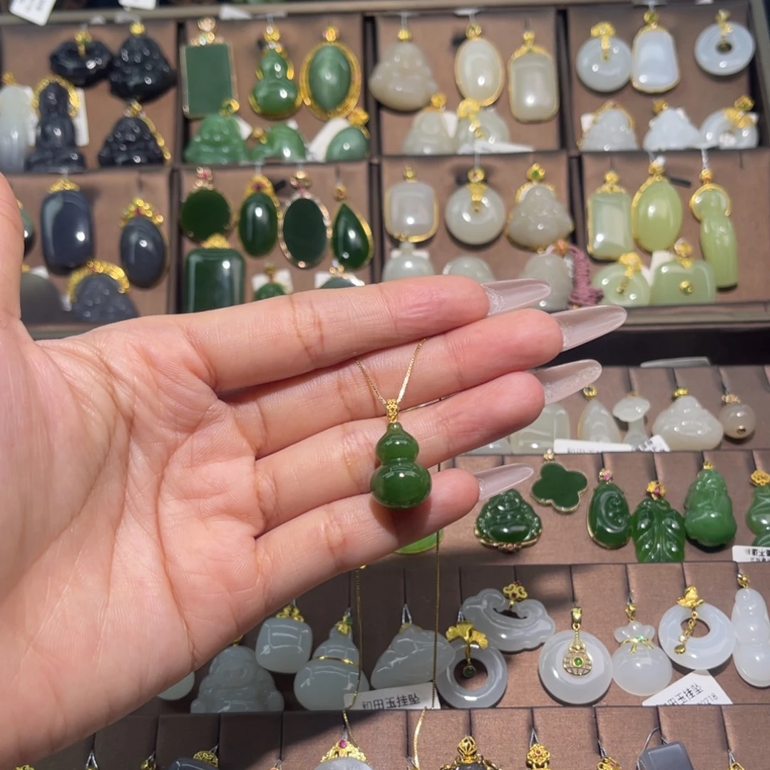 和田玉18K金镶嵌吊坠(赠链)