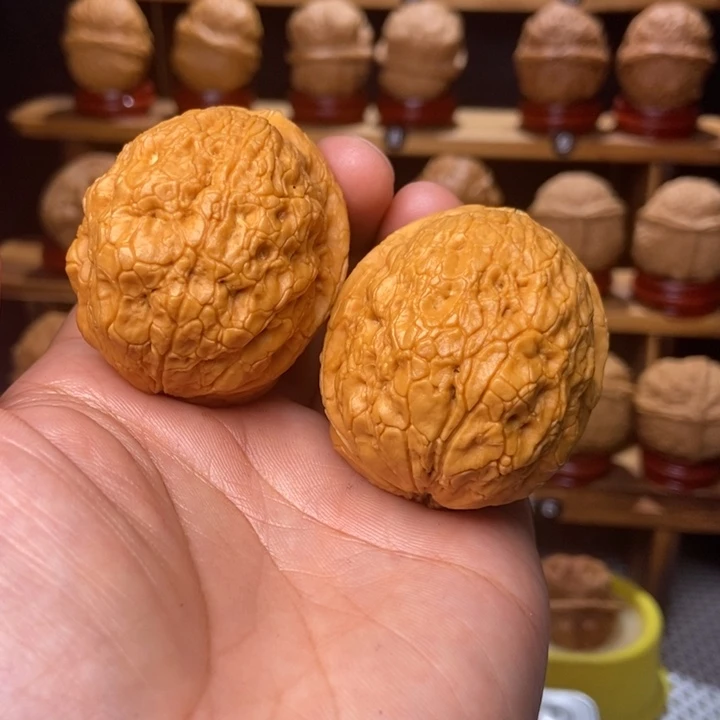 文玩核桃把件五彩金丝绣球12