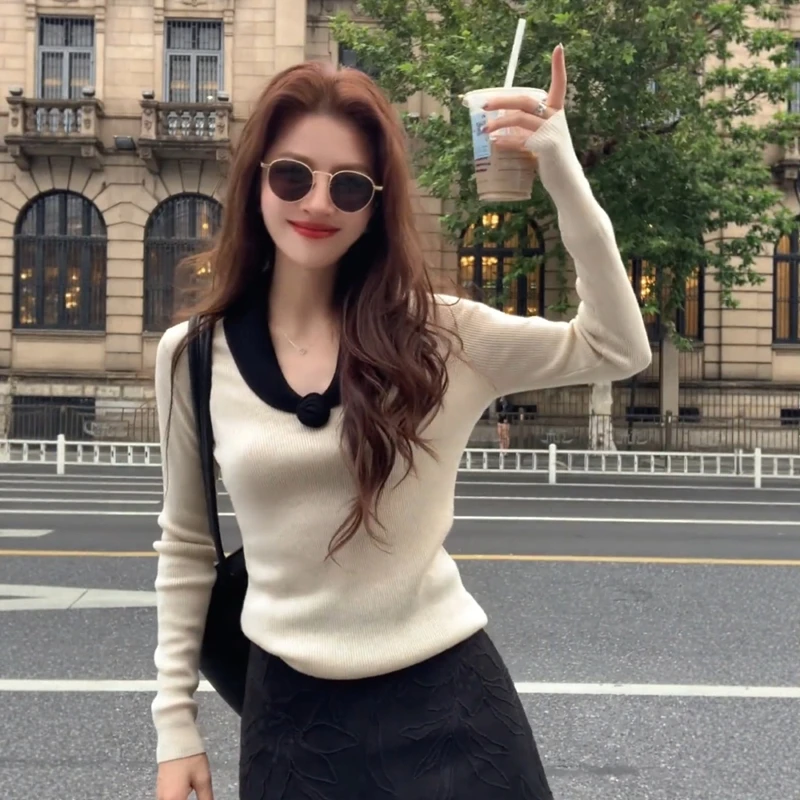 法式撞色拼接V领长袖针织打底衫女秋冬修身短款毛衣内搭花朵上衣