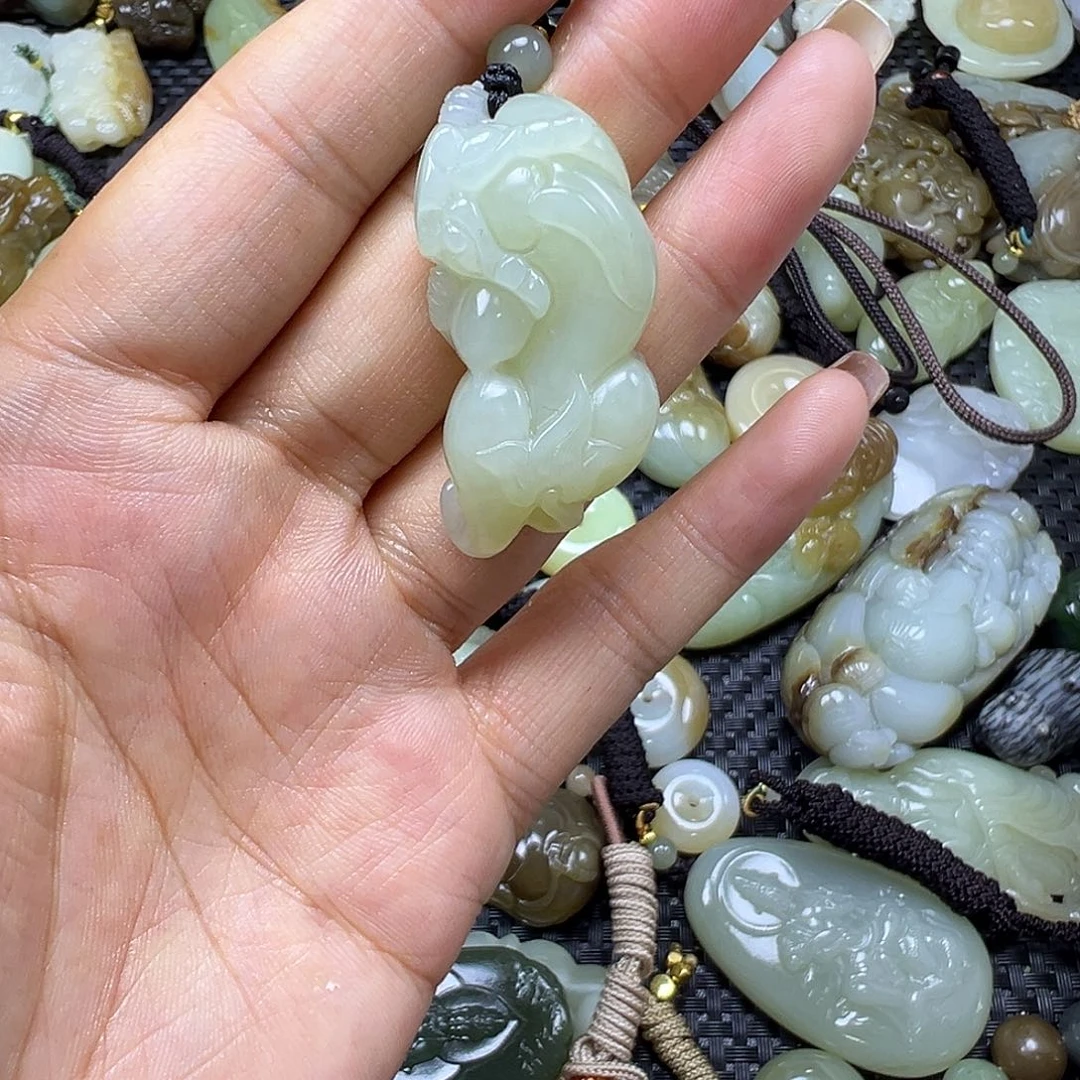 和田玉未镶嵌颈饰漏，卡40