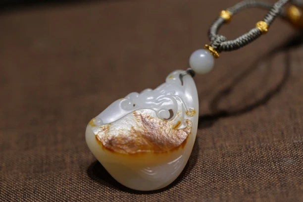 新疆和田玉红皮挂件有凤来仪