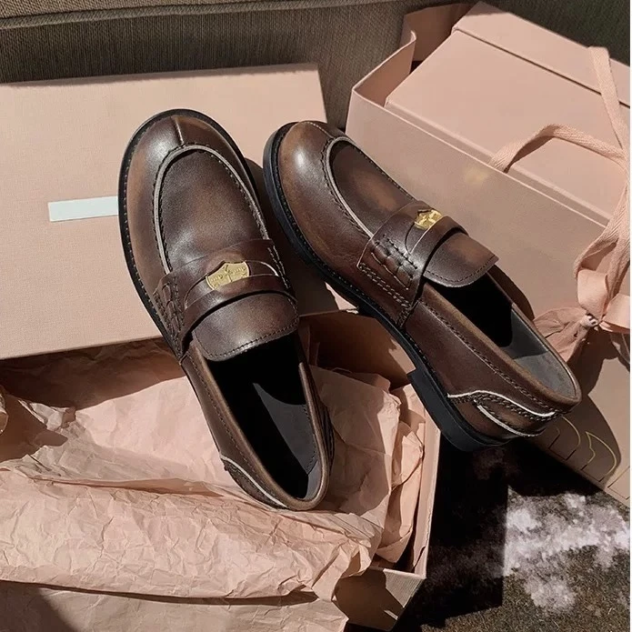 圆头厚底复古小皮鞋女款2025年春季新款百搭一脚蹬时尚金属乐福鞋