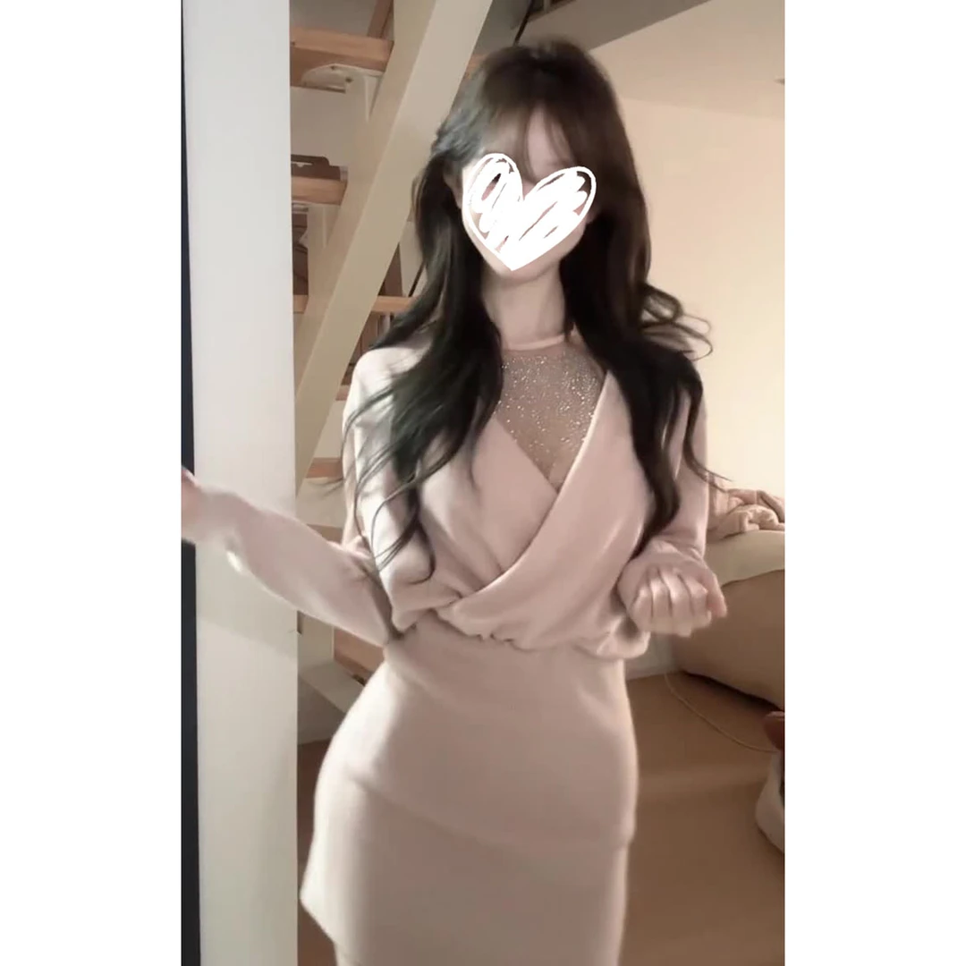 小香风亮片挂脖长袖连衣裙女秋设计感小众辣妹高级感修身包臀短裙