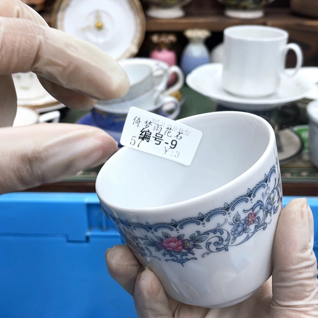 倚***石鹿屋家的美丽咖啡杯
