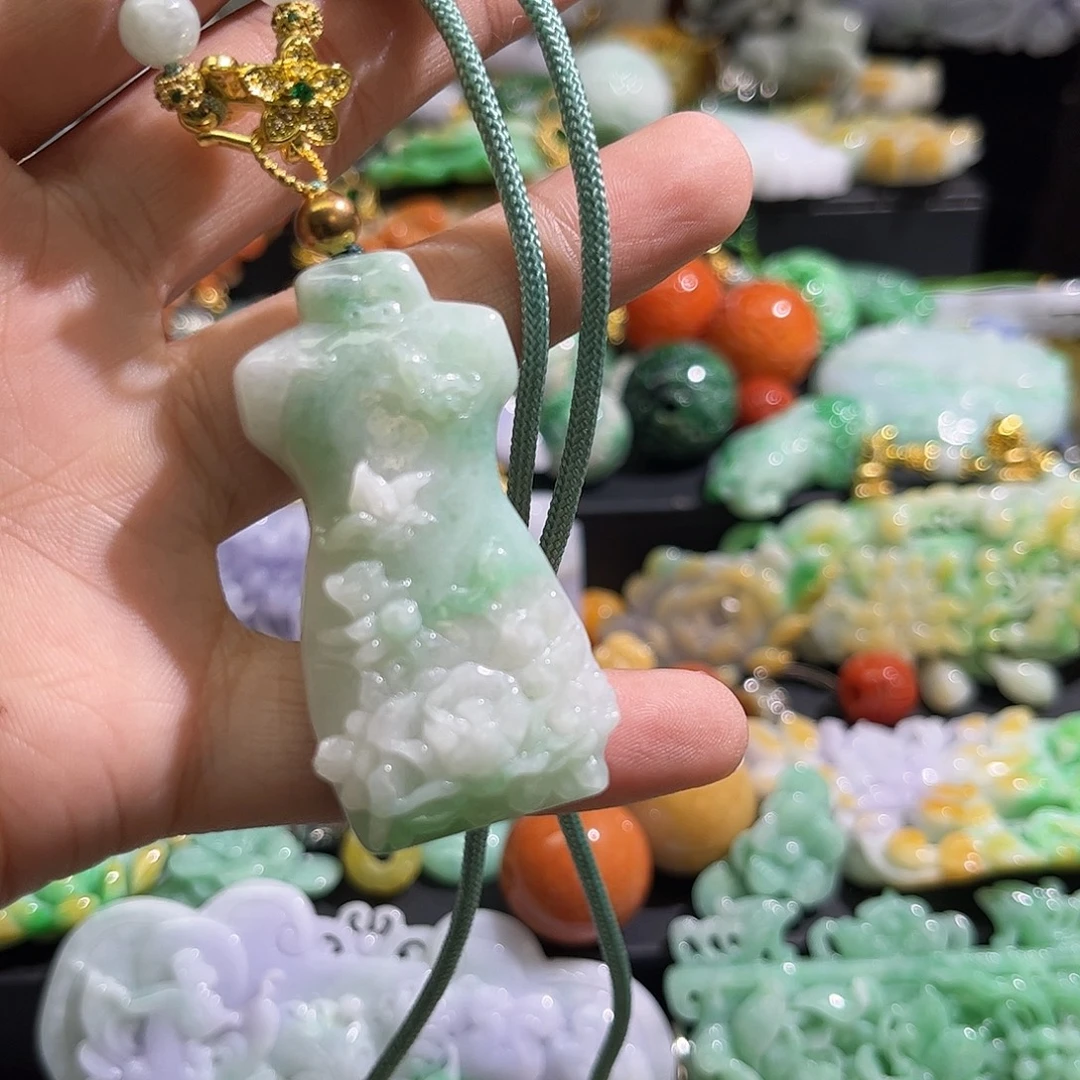 翡翠未镶嵌颈饰待编织