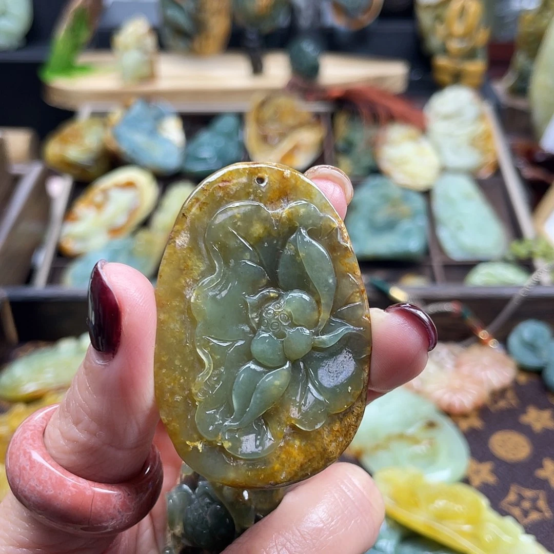 蛇纹石玉颈饰未镶嵌谜荷花