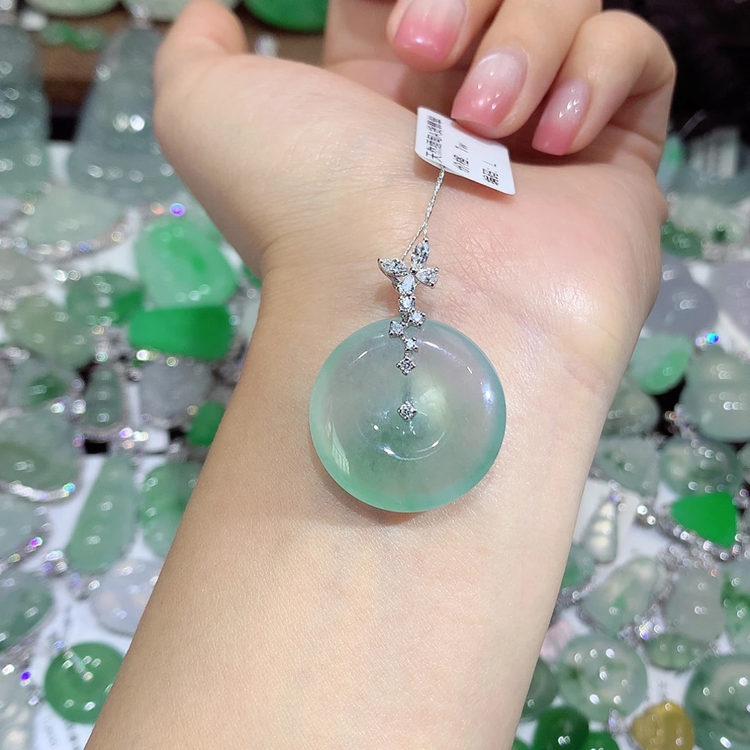 翡翠18K金镶嵌颈饰扣