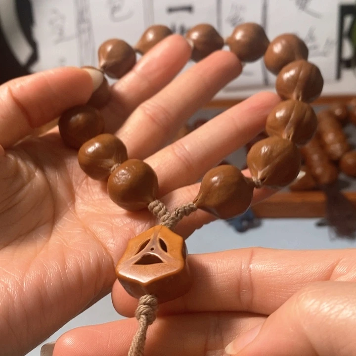 橄榄核手串9161精品蒜头铁核鸡血红12+1颗
