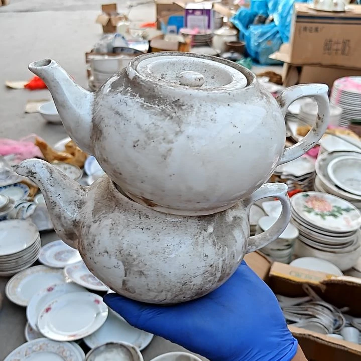 瓷片盘子碗茶壶啥都有