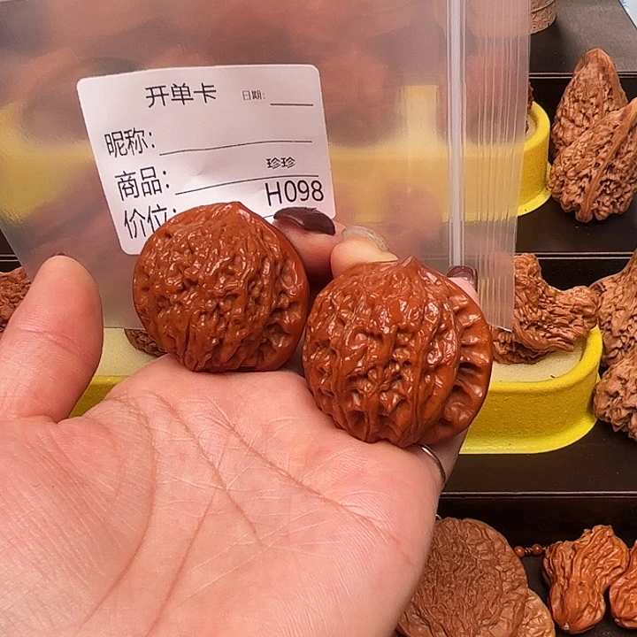 文玩核桃吊坠红宝石