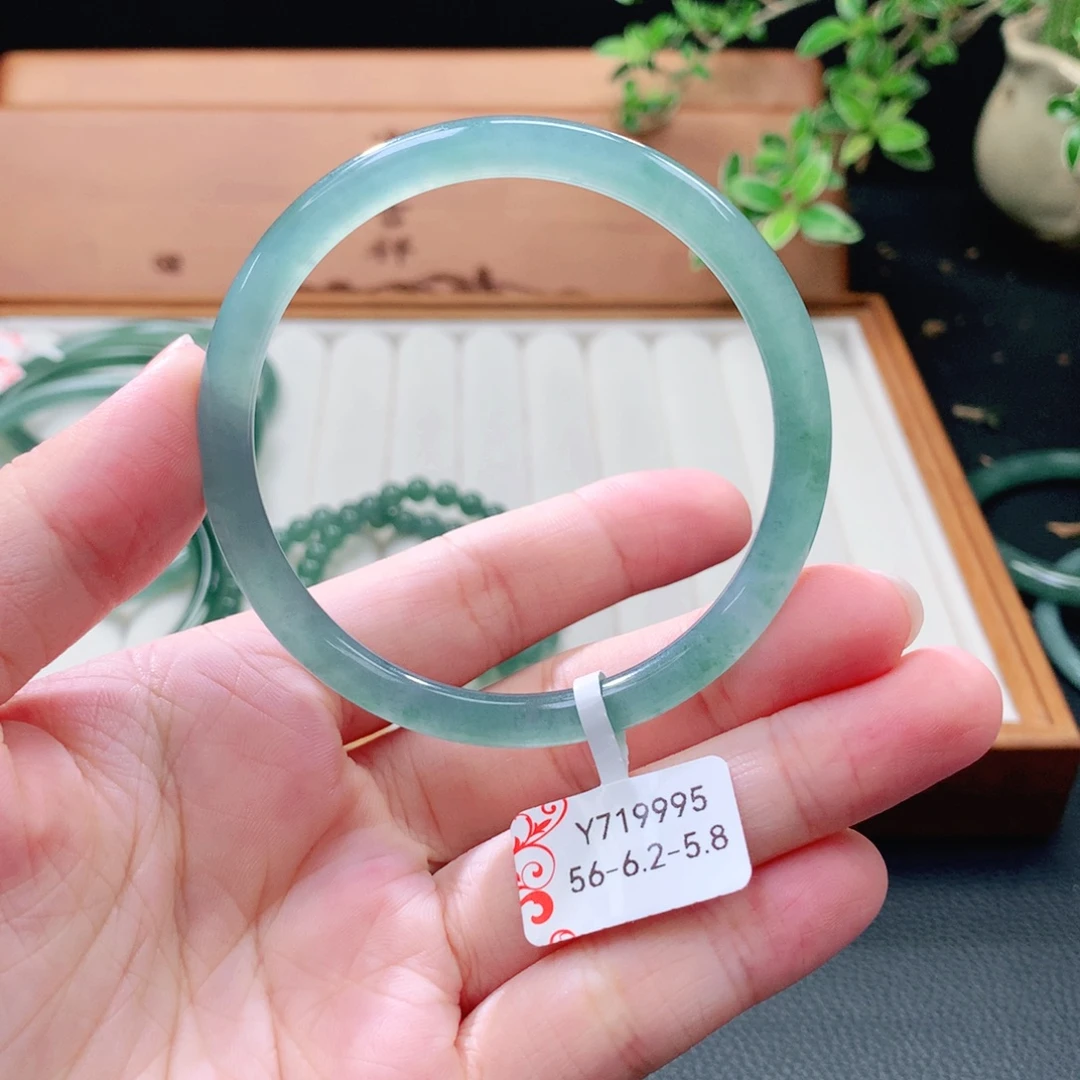 翡翠未镶嵌手镯（圆镯）