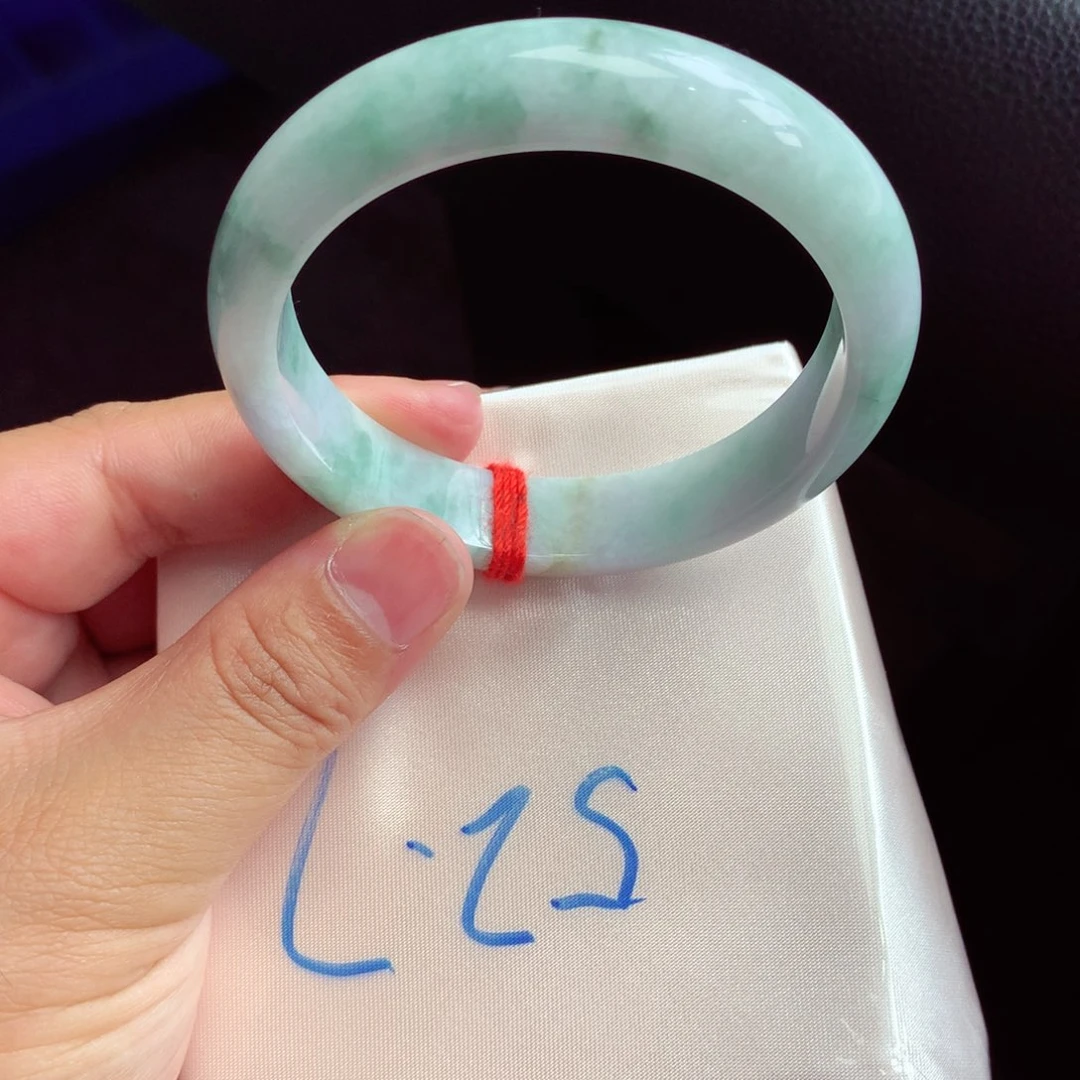 翡翠手镯未镶嵌翡翠