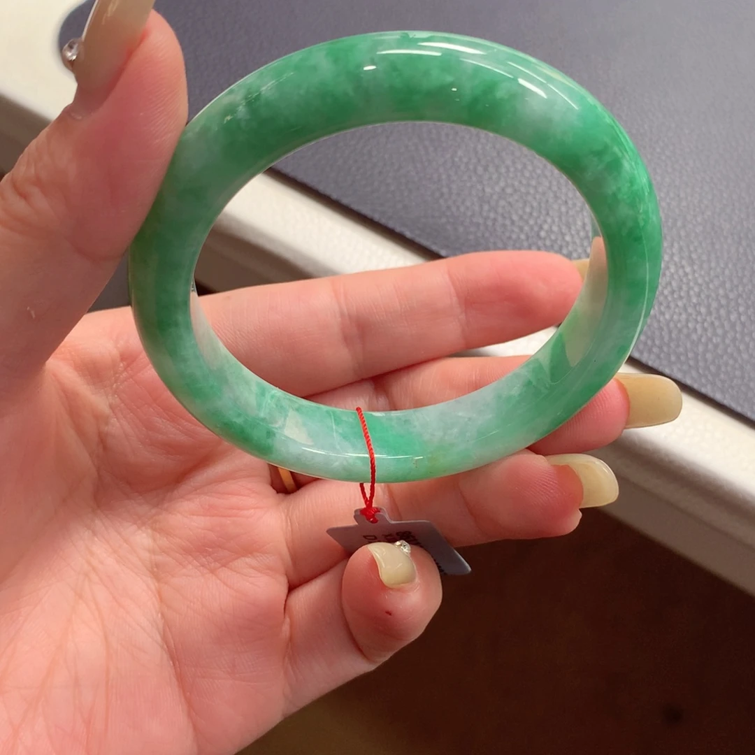 翡翠手镯未镶嵌笑****?翡翠