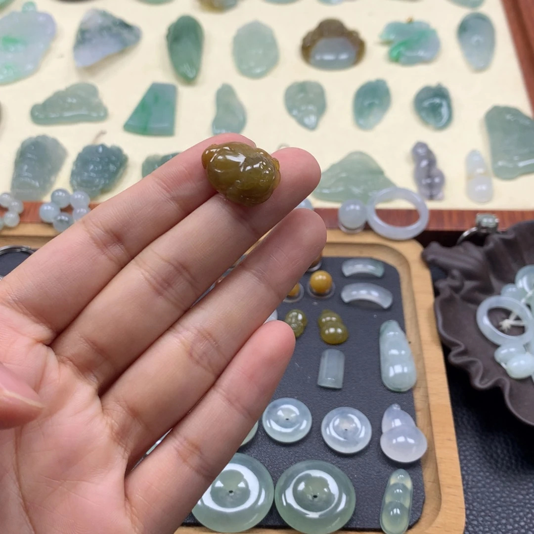 翡翠未镶嵌颈饰金蟾