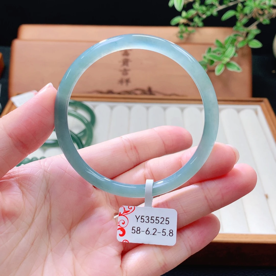 翡翠未镶嵌手镯（圆镯）