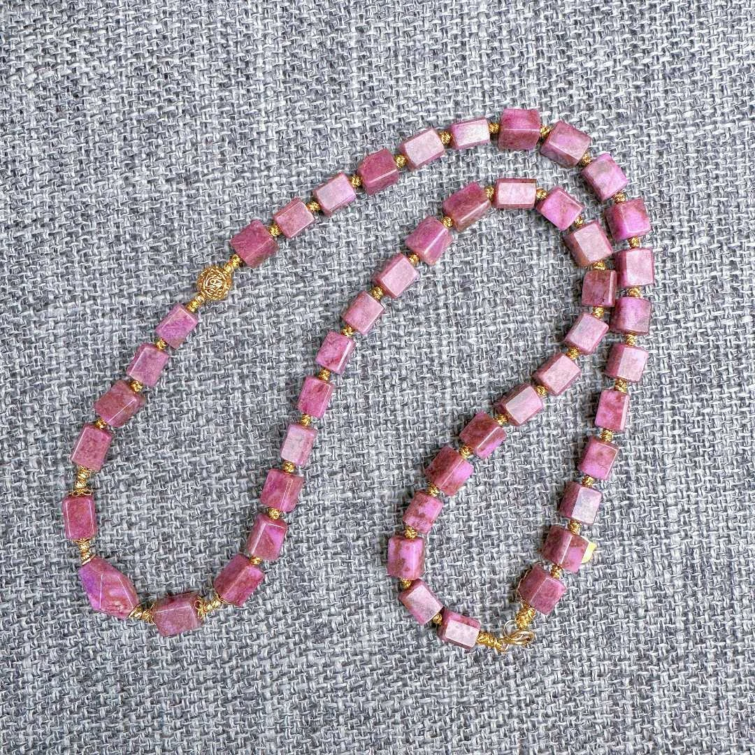 7131舒俱来樱花粉钻切四棱经典金球18k金项链多样性发一