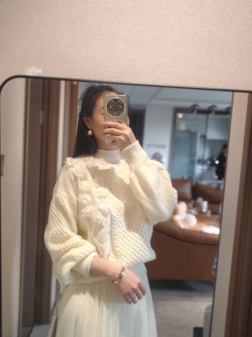 钉珠时尚圆领毛衣