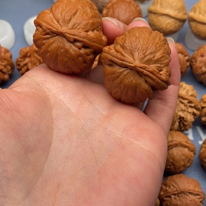 文玩核桃把件至尊虎