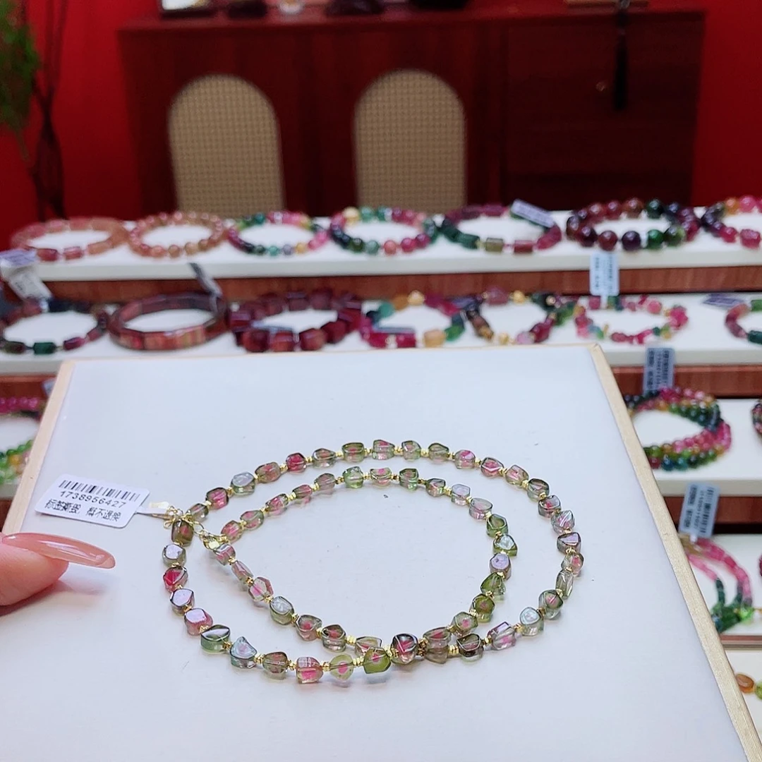 颈饰未镶嵌碧玺多样性发其一