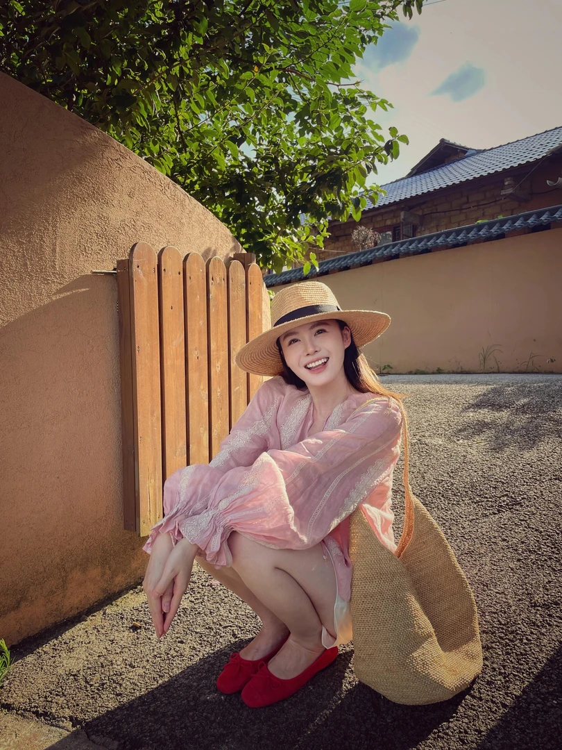 2025早秋新款韩系弛感度假风立体蕾丝钩花刺绣衬衫百搭白色短裤