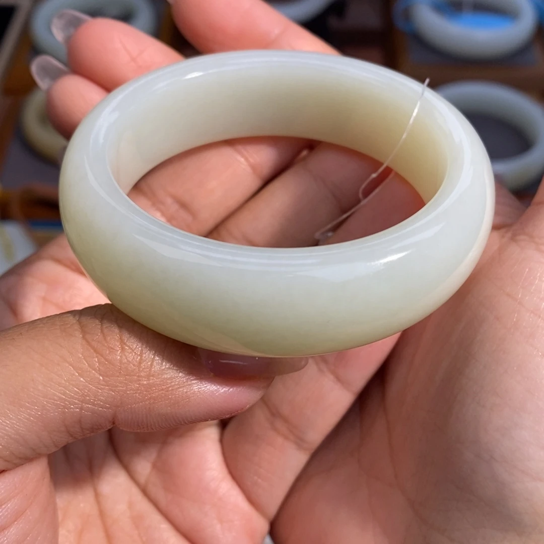 和田玉未镶嵌手镯