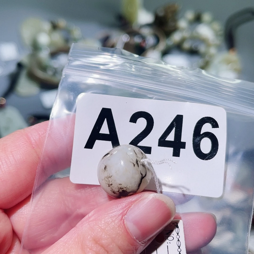 和田玉颈饰未镶嵌古**。