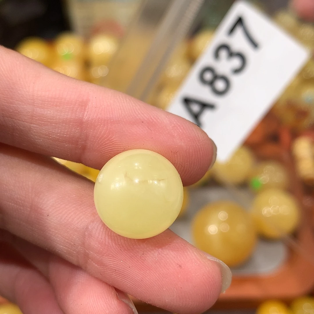 未镶嵌琥珀珠宝奇石