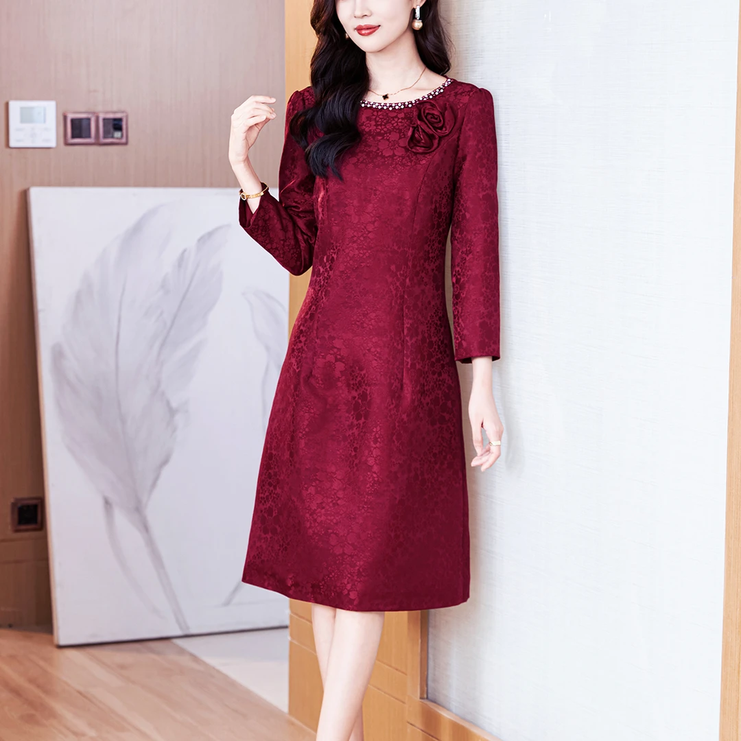 酒红晚礼服连衣裙2025秋季新款年轻妈妈装高端婚宴喜婆婆装A字裙