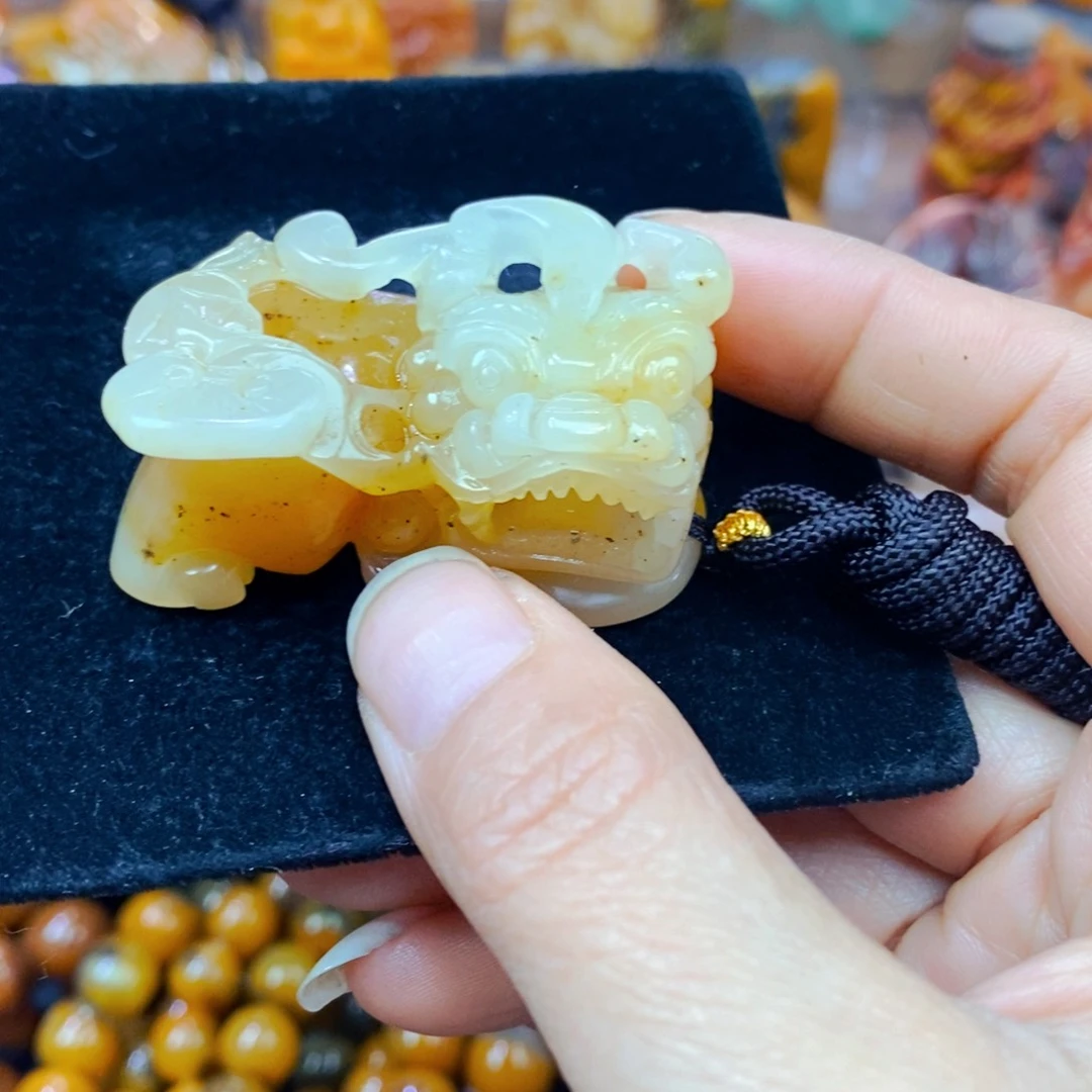 未镶嵌石英质玉（黄龙玉）颈饰