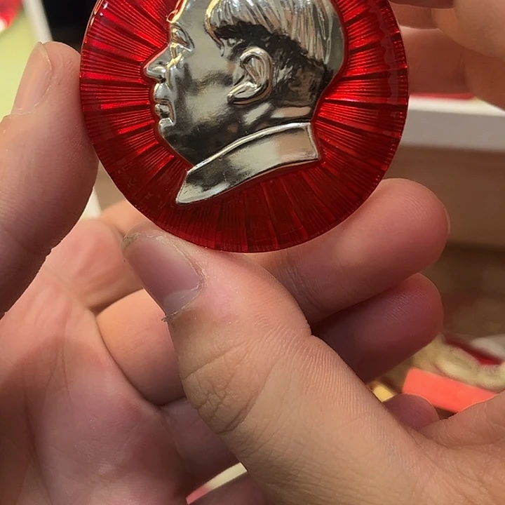 奕***爱像章一一一我们在外面吃