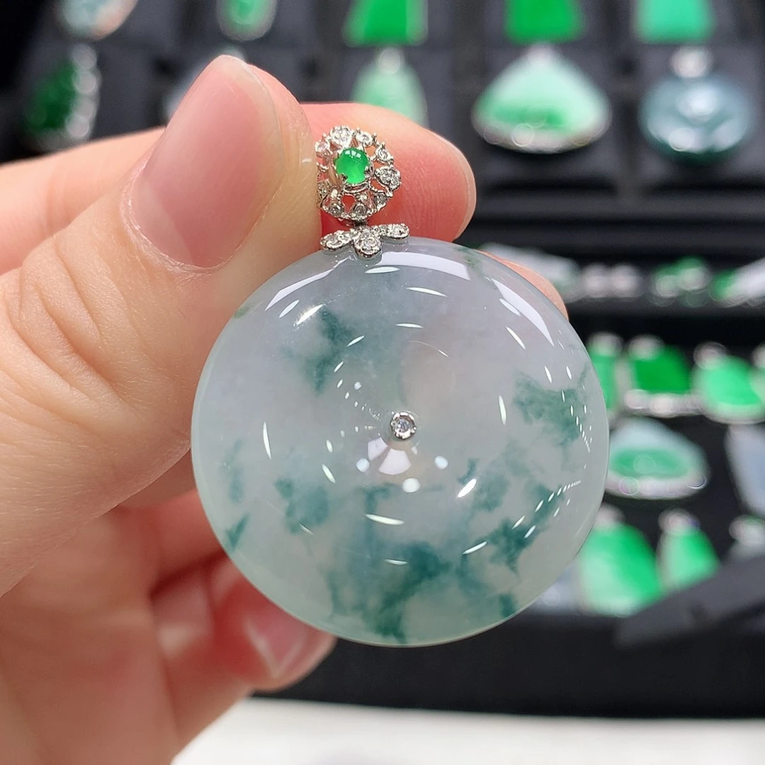 翡翠18K金镶嵌颈饰平安扣