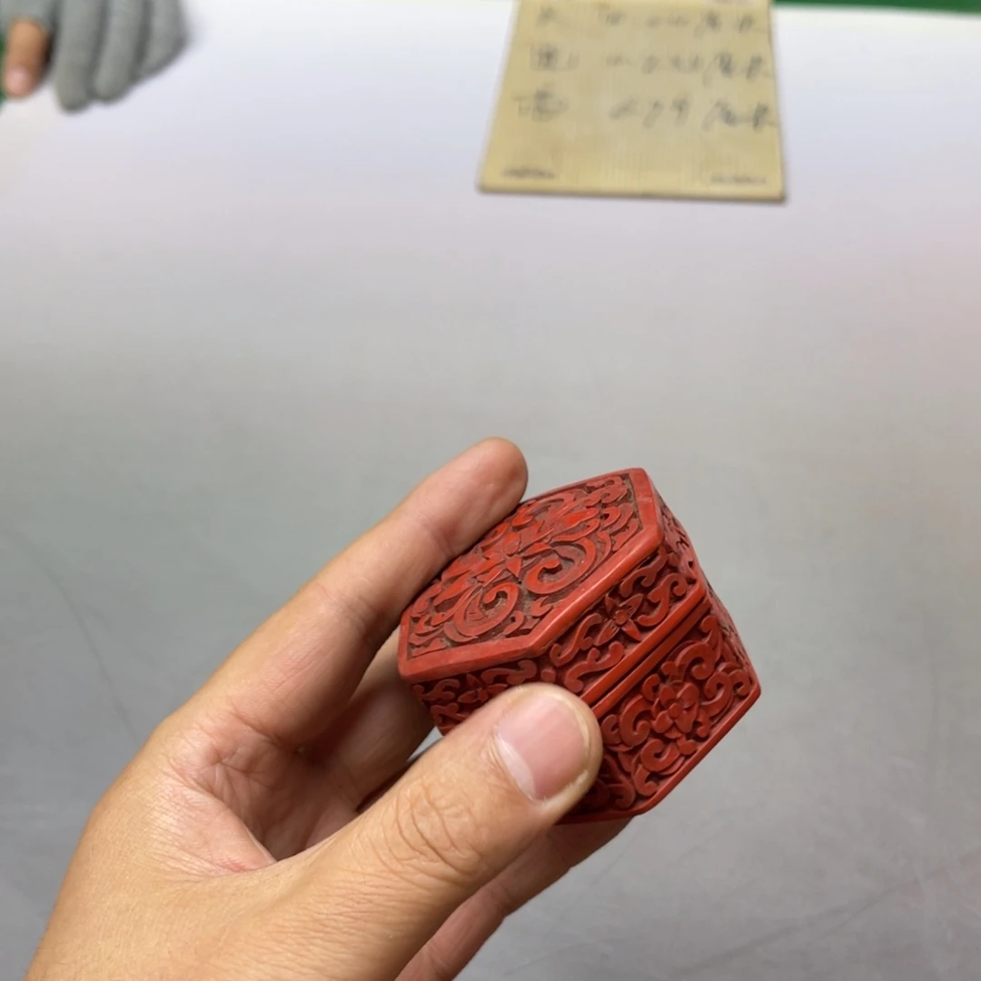 小***辰瓷片密密麻麻地铺满一