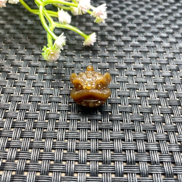 天然和田玉新疆且末金山糖红糖料新款舞狮子醒狮头挂坠颈饰可爱