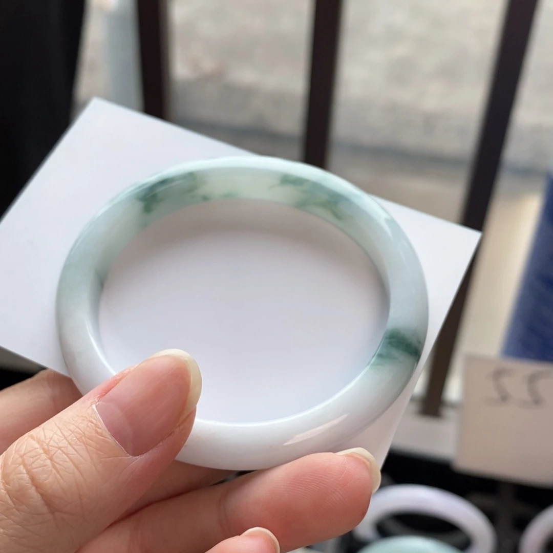 翡翠未镶嵌手镯牛奶底飘花贵妃55.3有纹