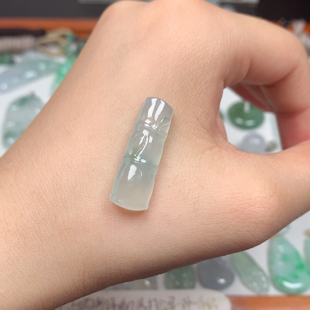 翡翠未镶嵌颈饰竹节