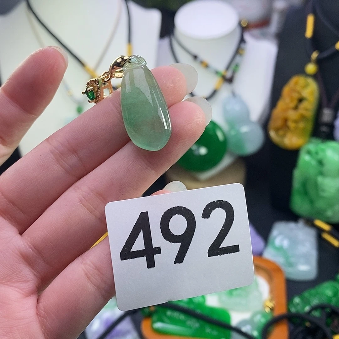 翡翠未镶嵌吊坠(赠链)