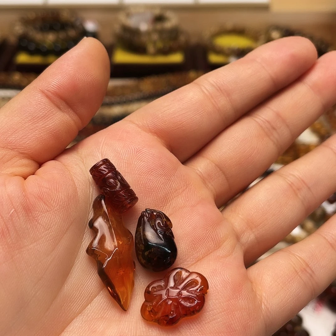 向***歌未镶嵌琥珀裸石大