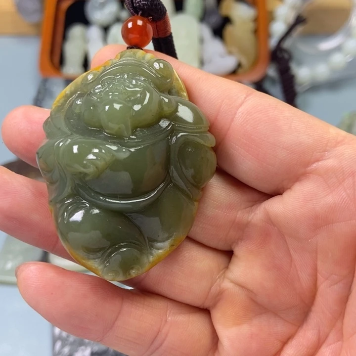 青***晨和田玉未镶嵌颈饰