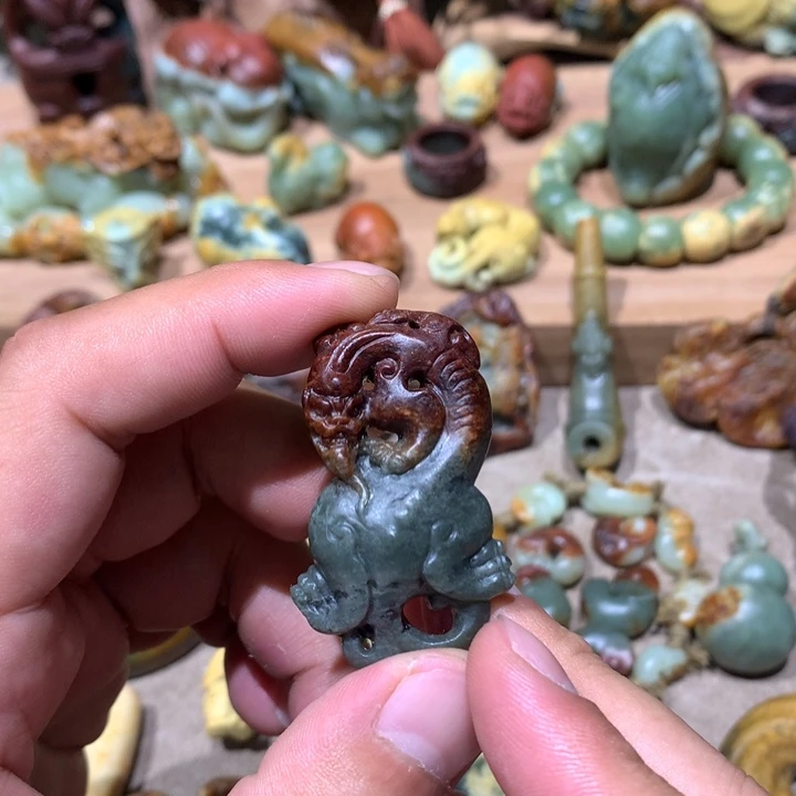 未镶嵌岫岩河磨玉（透闪石质玉）挂件