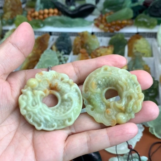 龙***忧未镶嵌蛇纹石玉颈饰