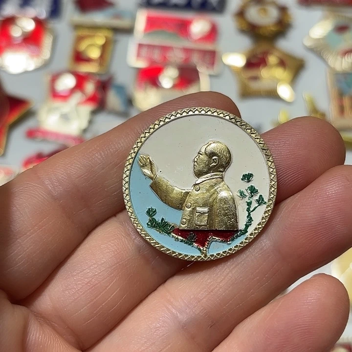 其他普通金属红**传纪念章